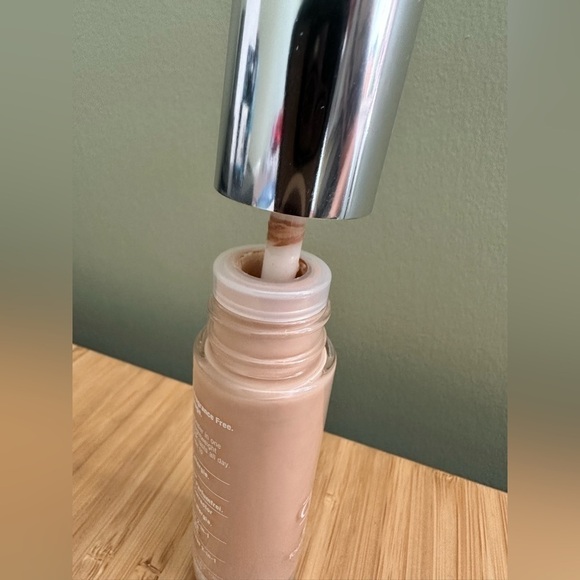 Clinique Beyond Perfecting  Foundation + Concealer in Alabaster - Picture 5 of 6